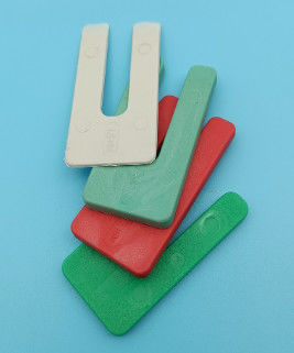 Des emballages en plastique de 75 mm x 5 mm en forme de U